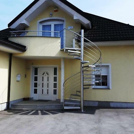 Natasha'S Garden House Apartment Dol pri Ljubljani ภายนอก รูปภาพ