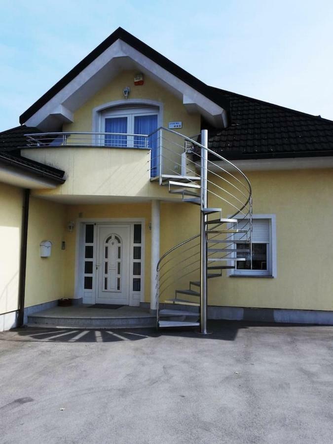 Natasha'S Garden House Apartment Dol pri Ljubljani ภายนอก รูปภาพ